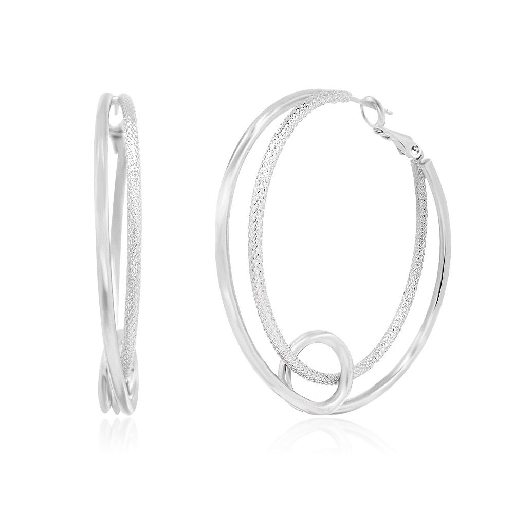 Un primer plano de los pendientes de aro de doble círculo pulidos con corte de diamante, mostrando el intrincado diseño de doble capa con un círculo interior texturizado y un aro exterior liso y pulido en un brillante acabado plateado.