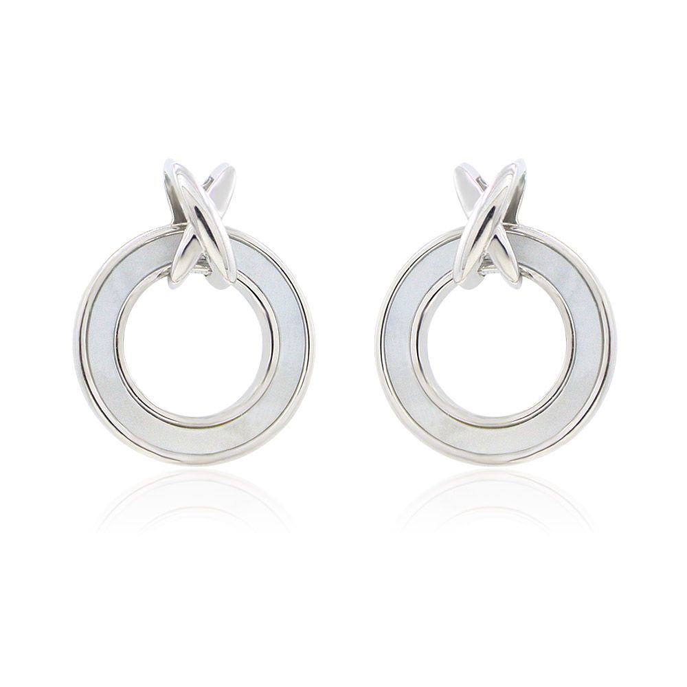Un par de pendientes de aro abierto de 15 mm de moda en latón chapado en rodio, que muestran la intrincada superficie de concha y un diseño moderno recortado.