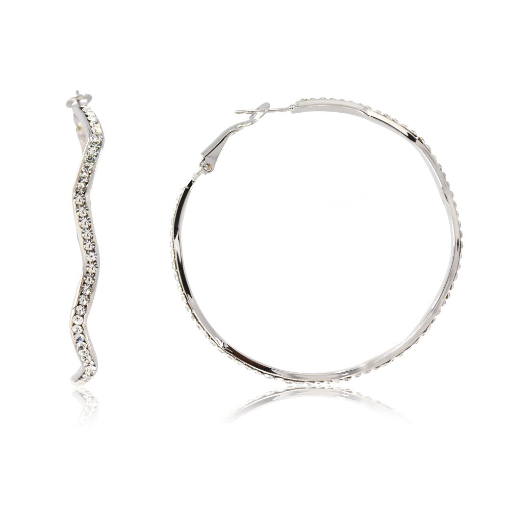 Une paire de boucles d'oreilles en argent rhodié étincelantes avec un design ondulé et des pierres précieuses en cristal tchèque transparent.