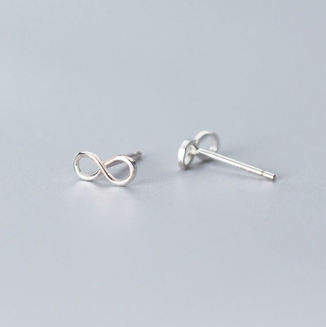 Un paio di orecchini Infinity in argento sterling 925 con una finitura lucida, che mostrano il design senza tempo del simbolo dell'infinito. Questi orecchini presentano una chiusura a perno sicura.
