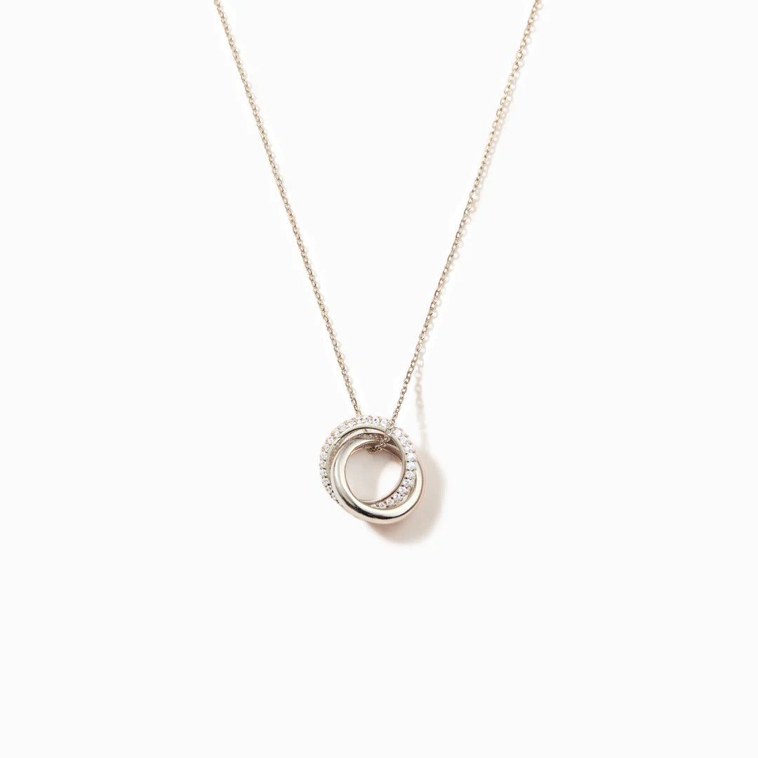 Un primer plano del collar Eternal Circles de plata esterlina 925, que muestra su distintivo colgante de doble círculo entrelazado con piedras de zircon.