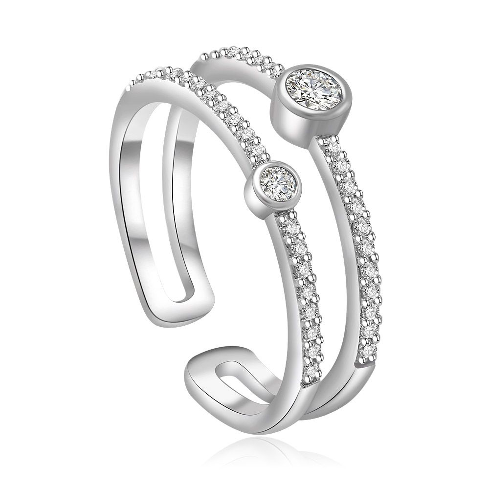 En närbild av den runda bezel-set ringen, som visar dess rhodiumbelagda yta och glittrande kubisk zirkonia i en elegant, sammanflätad design.