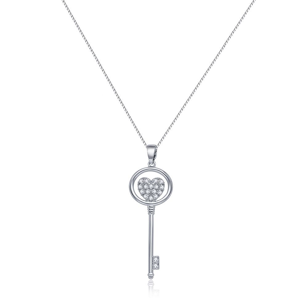 En närbild av Open Your Heart nyckelberlockhalsbandet, som visar den intrikata hjärtformade designen och de glittrande kubiska zirkonia stenarna på en rhodiumbelagd yta.