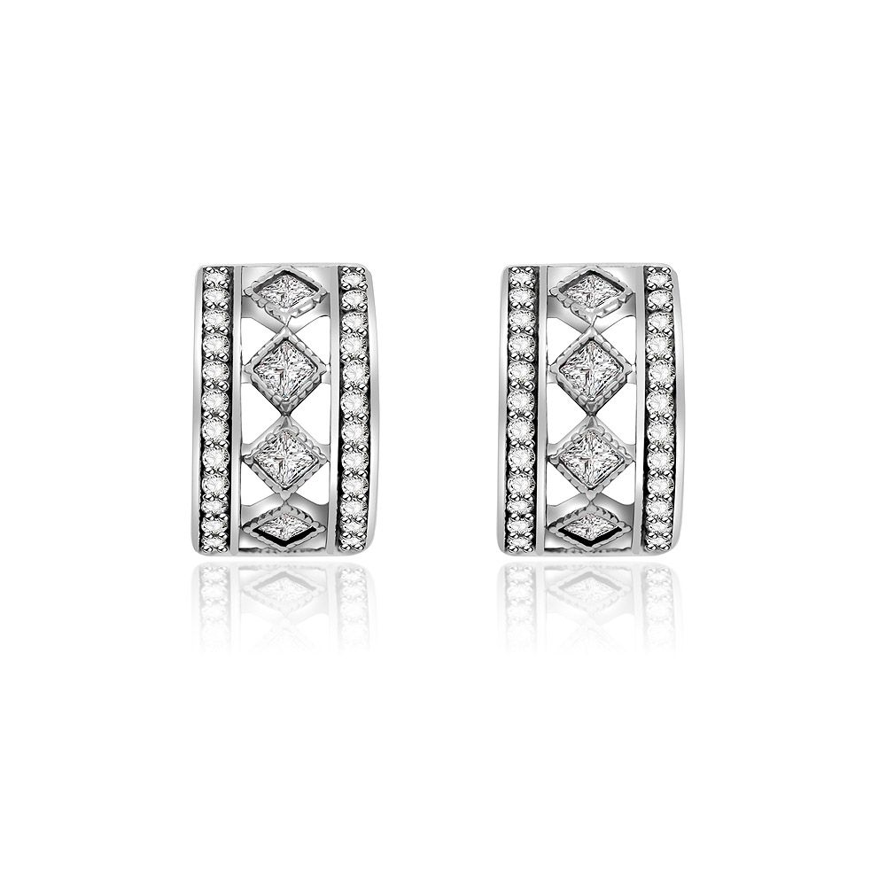 Close-up van een paar C-vormige studoorbellen gemaakt van 925 sterling zilver, met een ingewikkeld rasterontwerp en sprankelende cubic zirconia stenen.