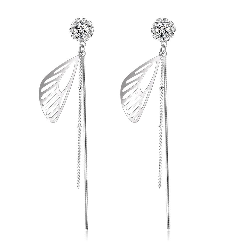 Une paire de boucles d'oreilles pendantes en chaîne de cristal en forme de feuille, mettant en valeur les éléments en argent en forme de feuille et les délicates chaînes pendantes sur un fond blanc.