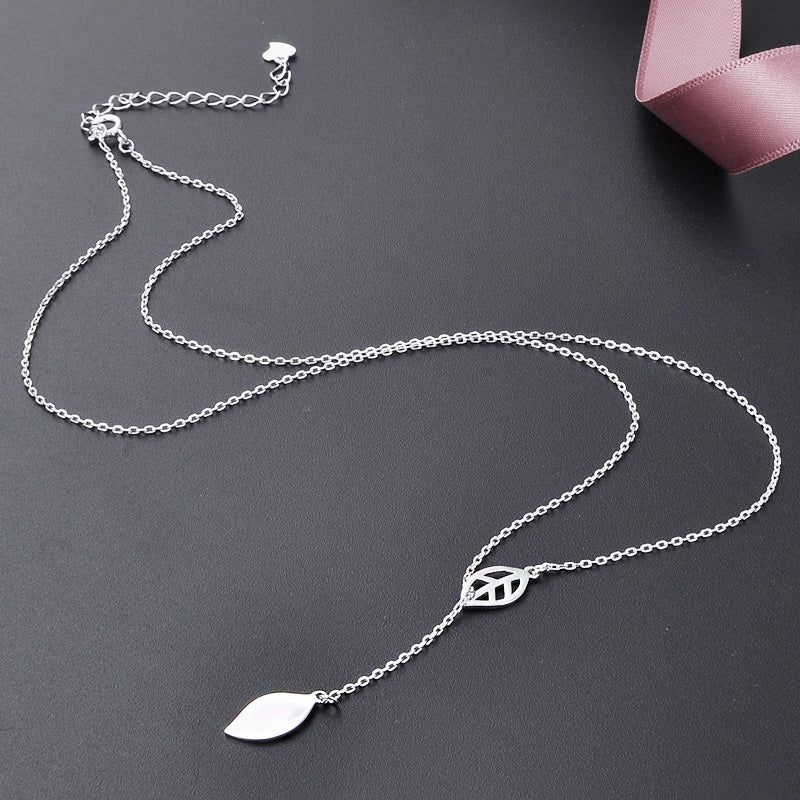 Un conjunto de collares Y-chain de plata esterlina 925 con delicados colgantes de borlas en forma de hoja, exhibidos claramente contra un fondo neutro.