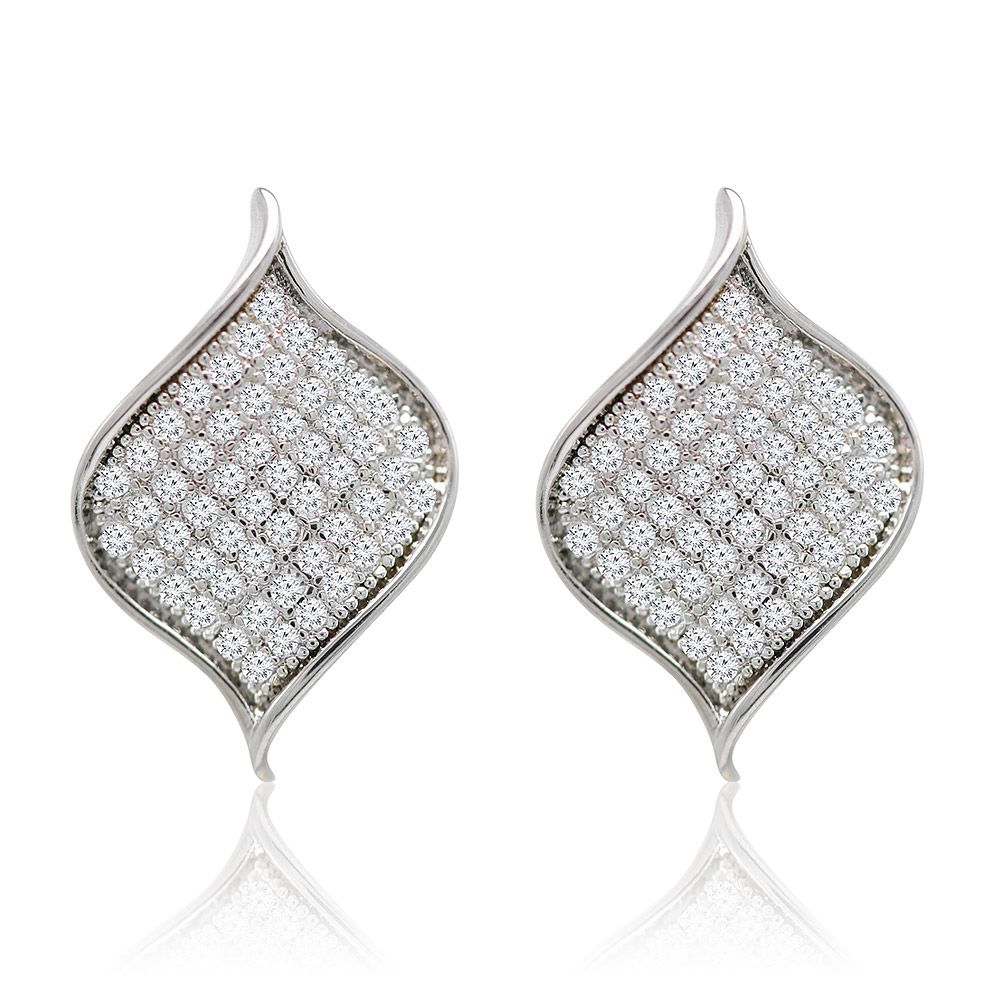 Un par de pendientes de botón de hoja Accent hechos de latón chapado en rodio, con un intrincado diseño de hoja adornado con piedras de circonita cúbica brillantes.