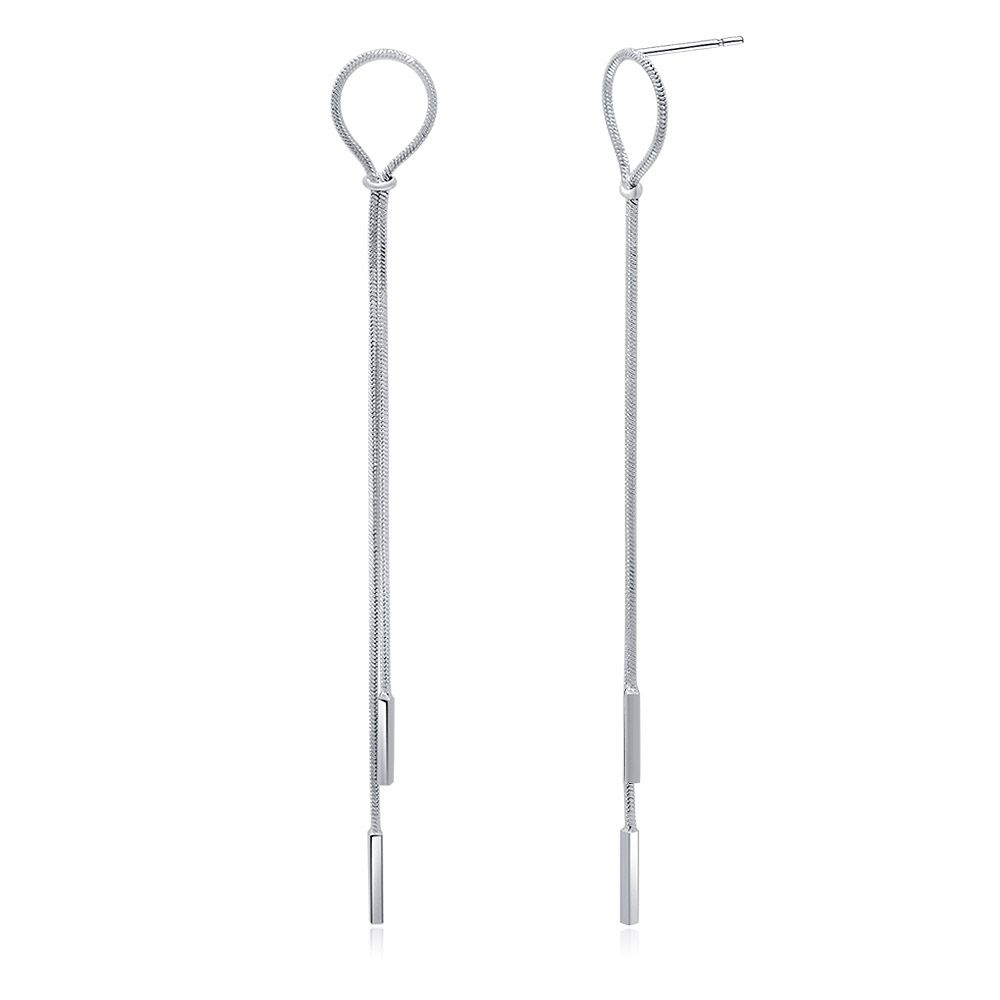 Une paire de boucles d'oreilles pendantes en chaîne serpent minimalistes avec une finition polie en rhodium, présentées sur un fond blanc.