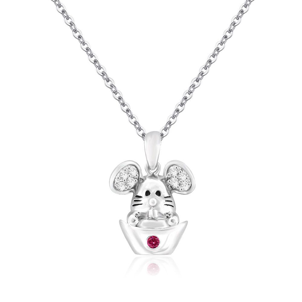 Nahaufnahme des Anhängers der Silber Fortune Rat Halskette, die das detaillierte Design des silbernen Mäusekopfes mit funkelnden Zirkonia-Akzenten an einer rhodiumbeschichteten Kette zeigt.