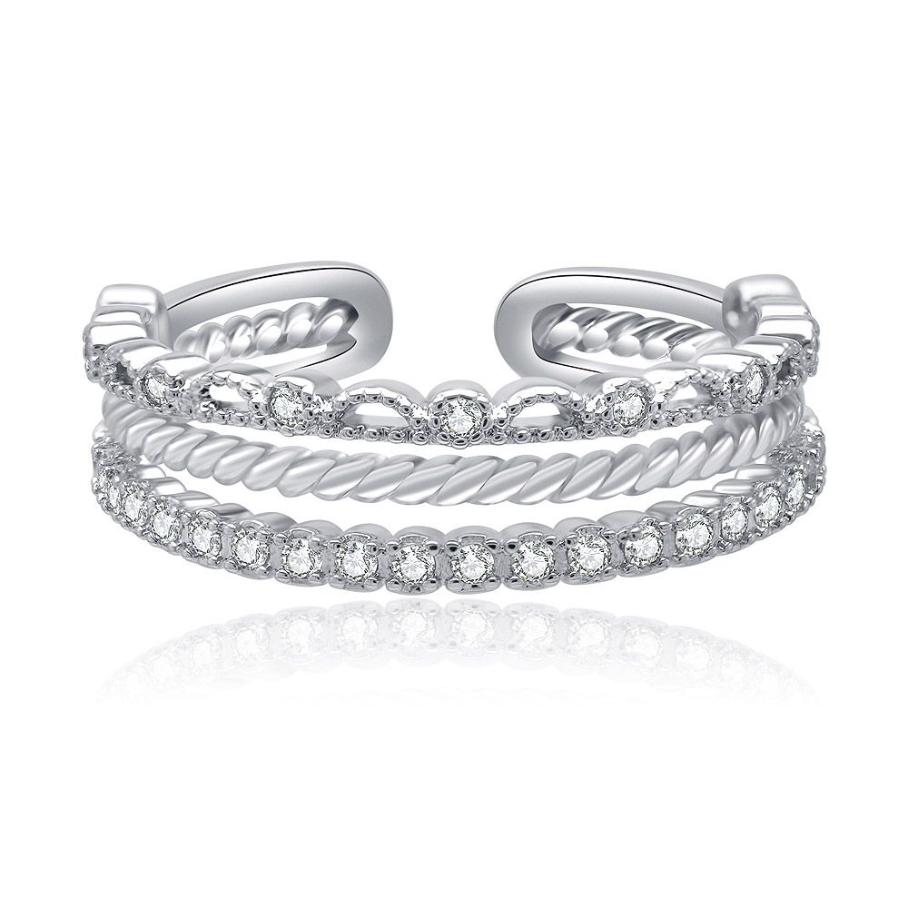 Un anello a spirale a più strati in una placcatura in rodio color argento, adornato con scintillanti pietre in zirconia cubica, mostrato su uno sfondo bianco.