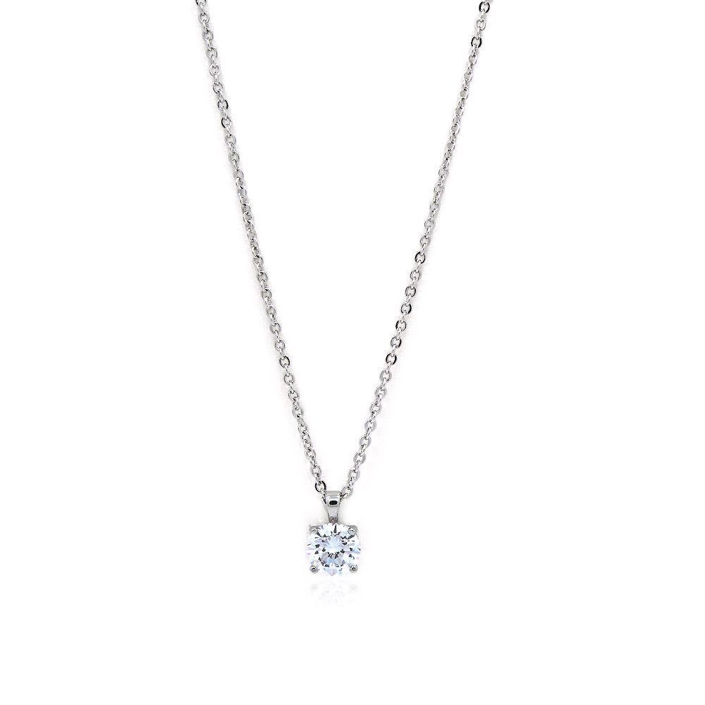 Een close-up van de klassieke Solitaire Prongs Set witte ketting met zirkonia's, met de briljante 8 mm zirkonia-hanger aan een gerhodineerde koperen ketting.