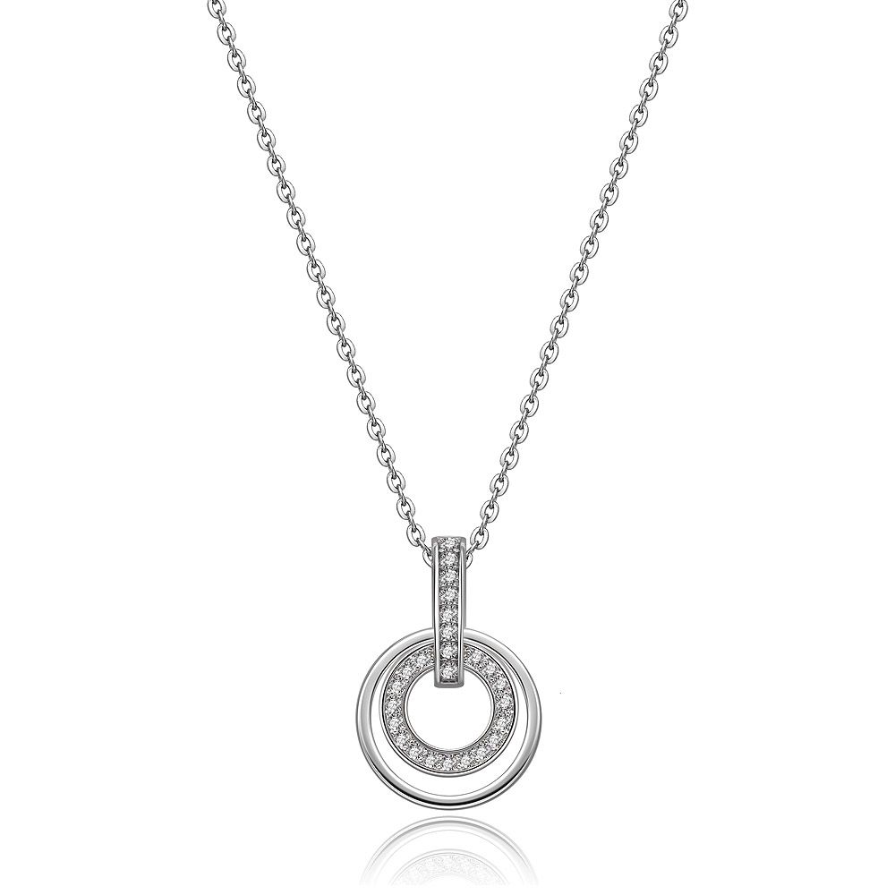 Een hedendaagse CZ ronde modehanger met een zilveren ketting en een briljante met diamanten ingelegde cirkelhanger.