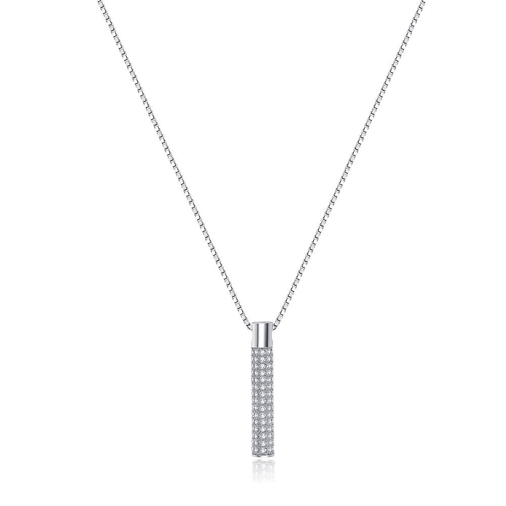 Een close-up van de cilindervormige ketting met verticale staafjes van zirkonia, waarbij de gerhodineerde afwerking en de fonkelende zirkonia's op de hanger met de verticale staaf goed zichtbaar zijn.