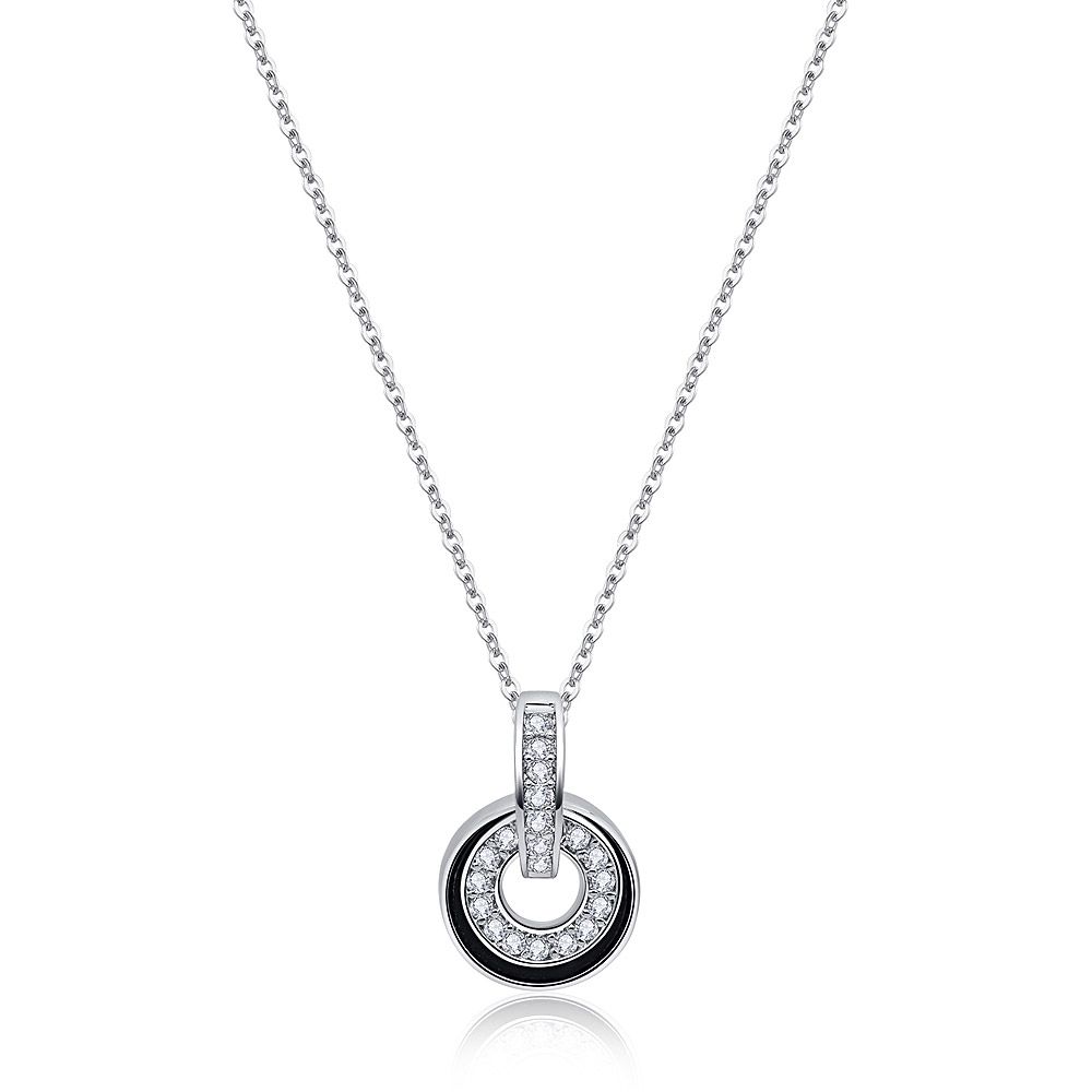 Närbild av Double Round Pendants i rhodiumhalsbandet, som visar den briljanta rhodiumbeläggningen och de glittrande kubiska zirkonia-stenarna på det dubbla cirkelberlocken.