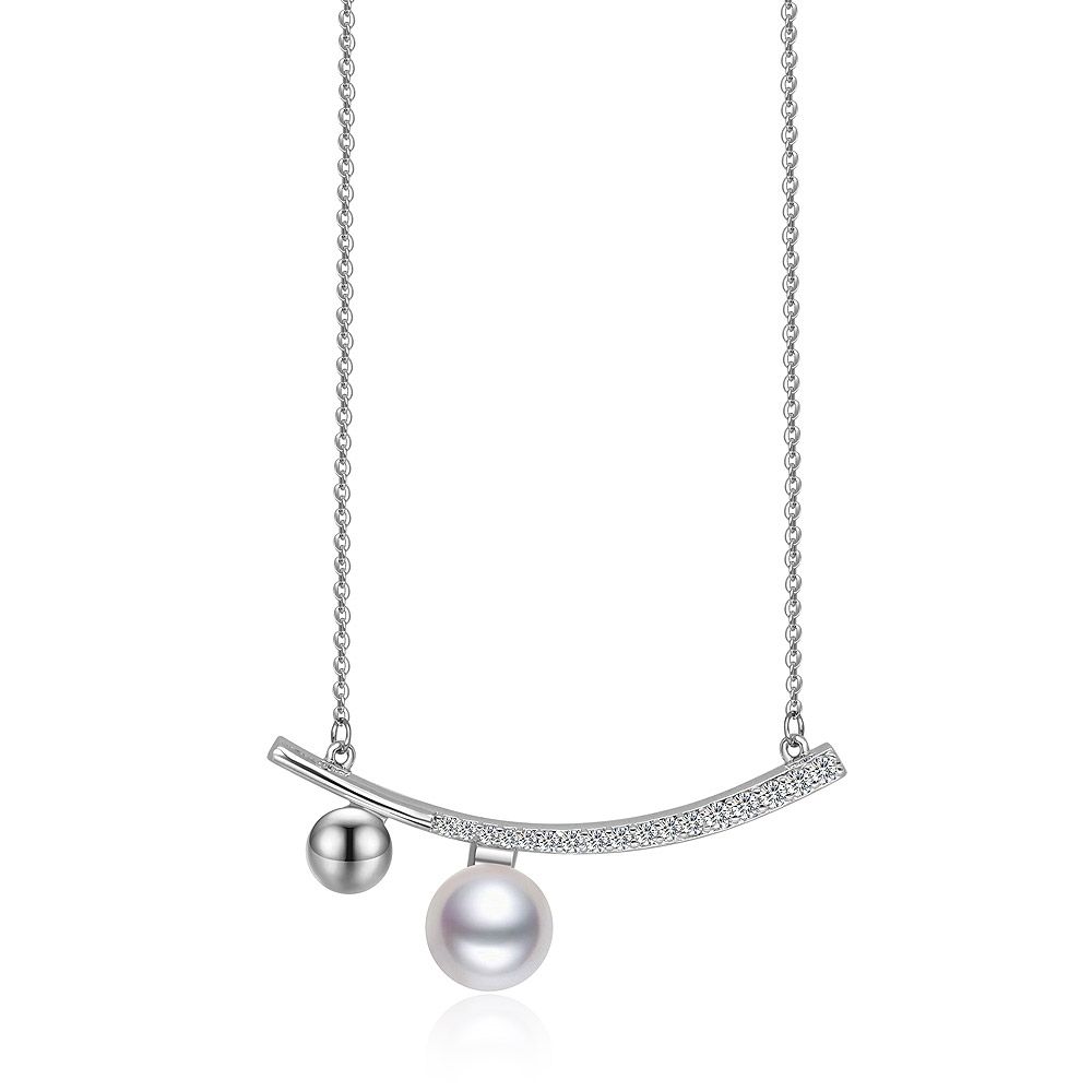 Närbild av det förlängda bar CZ pärlhalsbandet, som visar det rhodiumbelagda hängsmycket med en böjd bar av cubic zirconia och en hängande vit snäckpärla.