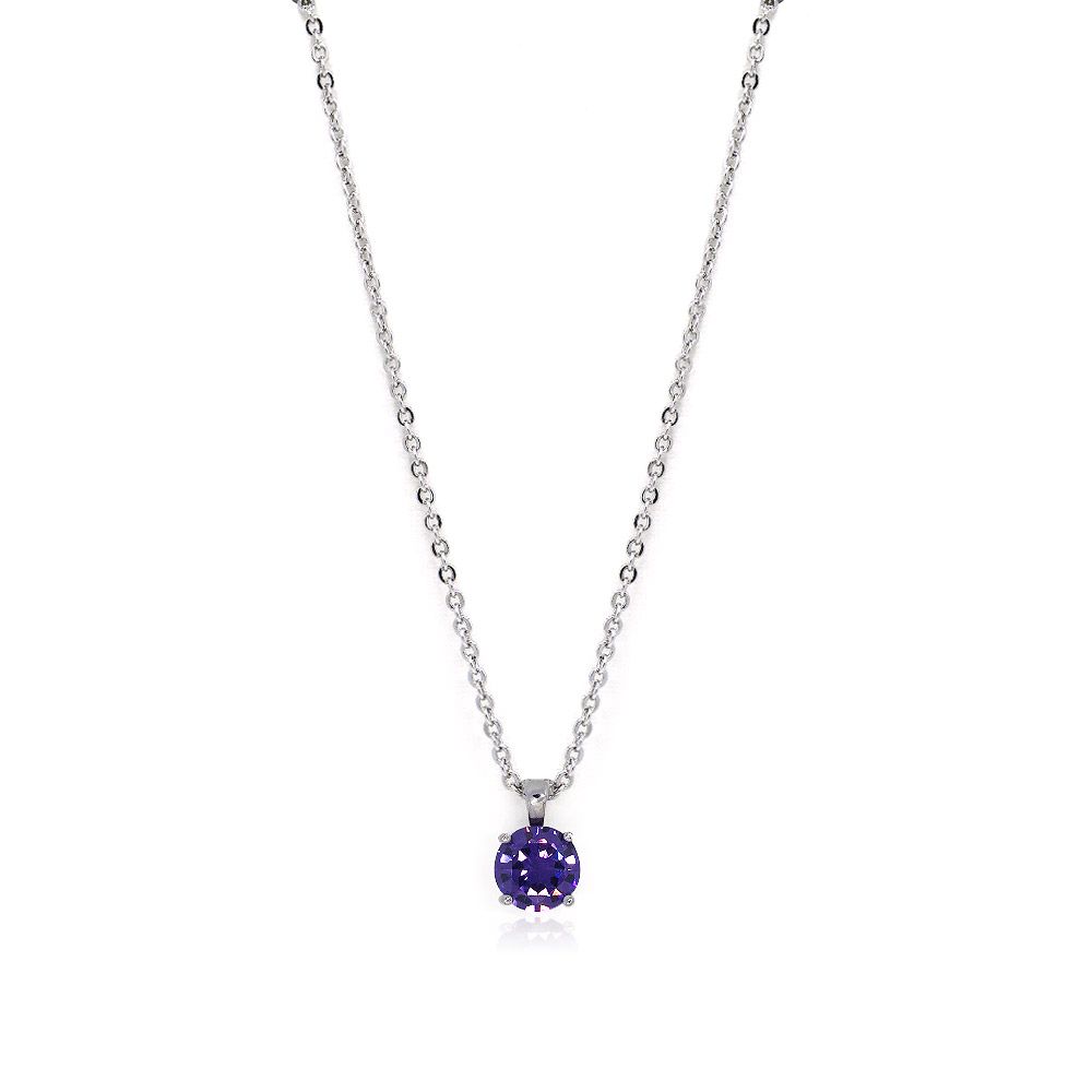 Een klassieke solitair ketting met een briljante paarse cubic zirconia hanger aan een rhodium-geplateerde ketting, weergegeven op een neutrale achtergrond.