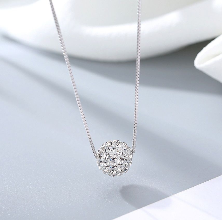 Un collar de bola de CZ pavé de plata esterlina 925 sobre un fondo blanco, destacando el colgante de circonita cúbica brillante.