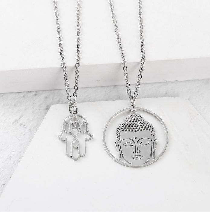 قلادات روحية مخصصة من JR Fashion Accessories، featuring قلادة يد الحماية الفضية ورأس بوذا غوتام، تعرض خيارات التخصيص.