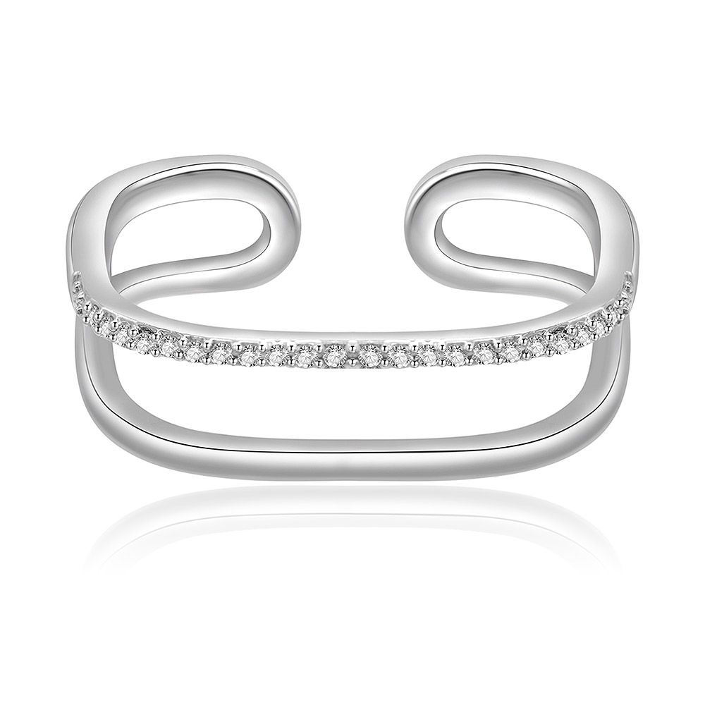 En närbild av ett rhodiumpläterat manschettarmband med kanalinställda kubiska zirkon, som visar hantverket av JR Fashion Accessories.