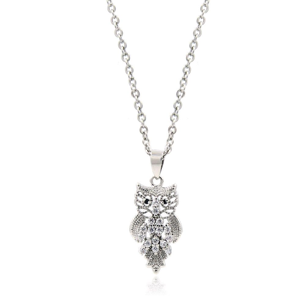 Een gedetailleerde zilveren uil hanger ketting met sprankelende cubic zirconia stenen, tegen een schone witte achtergrond.
