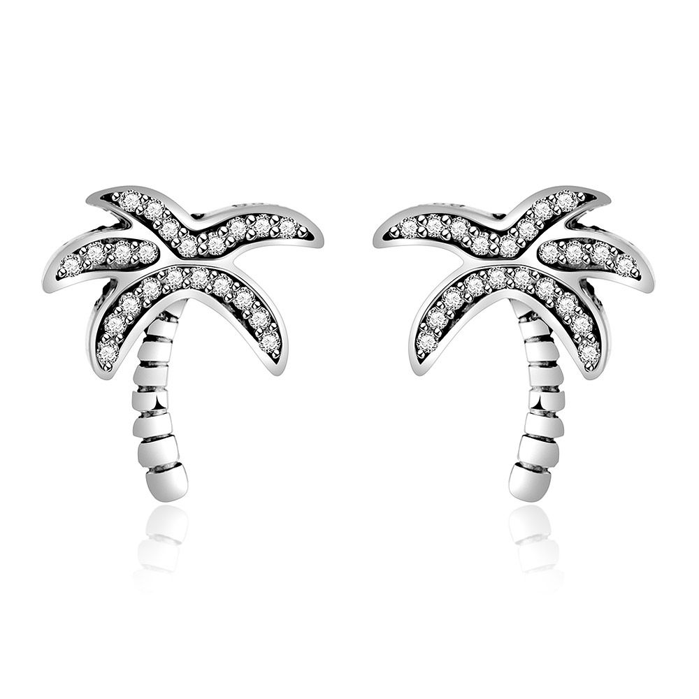 Um par de brincos de pressão Silver Breezy Palm em prata esterlina 925, apresentando um design detalhado de folha de palmeira adornado com pedras de zircônia cúbica branca brilhante.