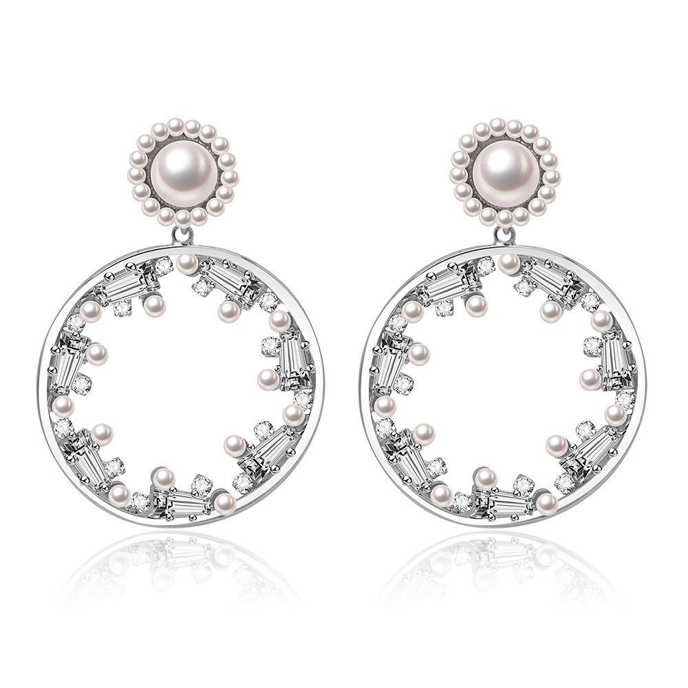 Une paire de boucles d'oreilles en perles CZ rondes de fête avec un design circulaire plaqué rhodium orné de zirconiums cubiques blancs et de perles brillantes, idéales pour les occasions formelles.