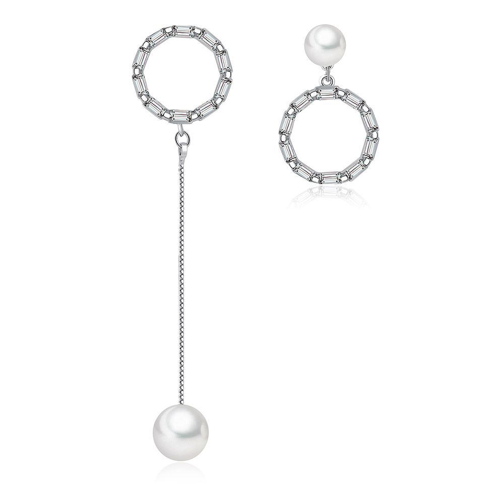 Une paire de boucles d'oreilles asymétriques en forme de goutte en laiton plaqué rhodium, présentant un design moderne avec des zircon cubiques blancs et des perles en verre.