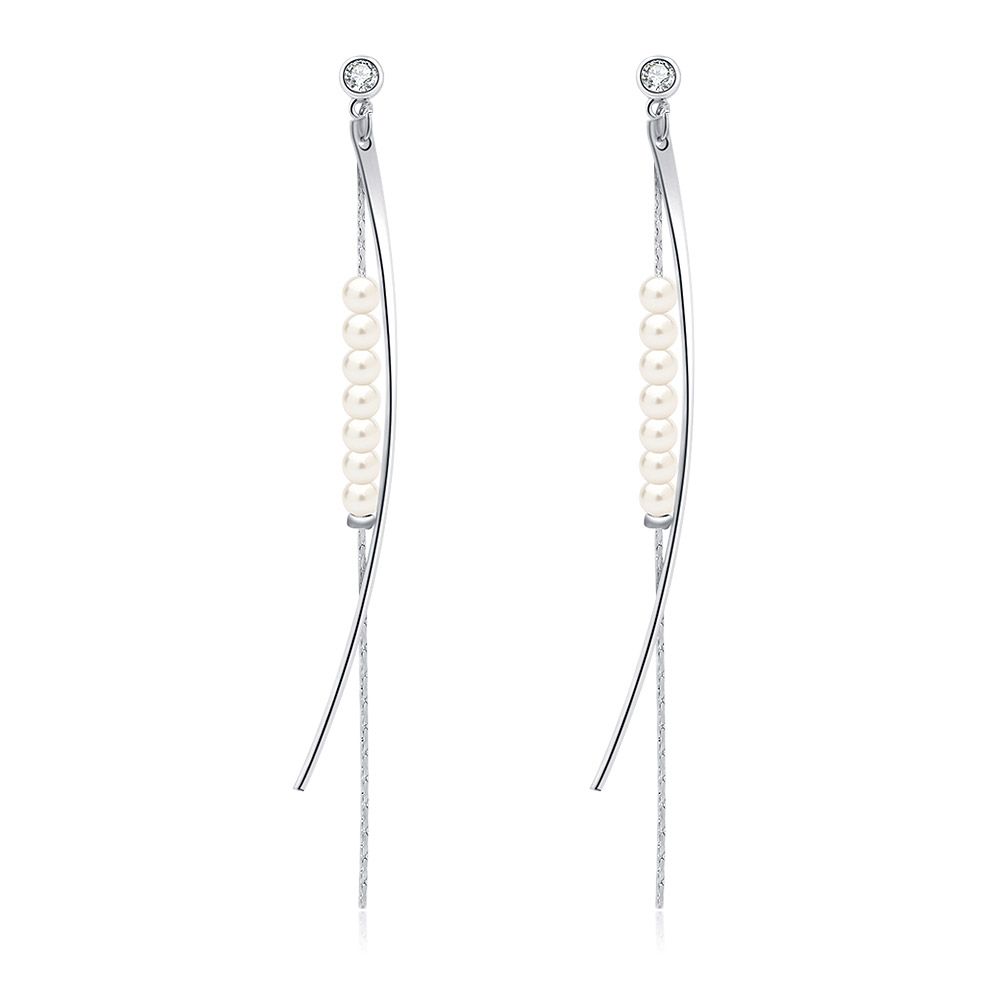 Un par de aretes colgantes de perlas con múltiples cadenas, con latón chapado en rodio con perlas de vidrio blanco y postes de circonita cúbica brillante.