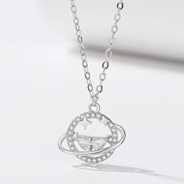Ett detaljerat halsband i 925 sterlingsilver med en intrikat planet-temat pendant med en central ädelsten, som representerar stjärn- och universumkollektionen.