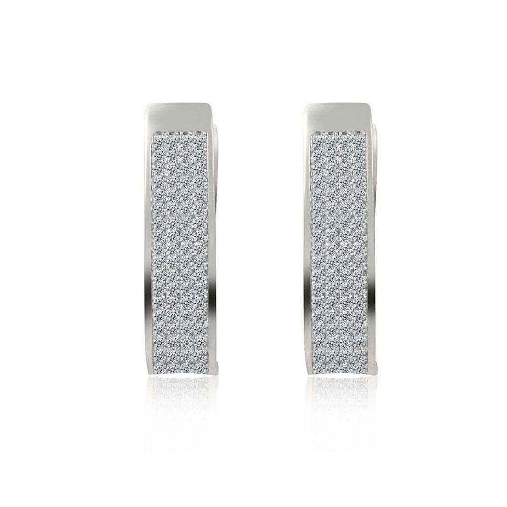Un par de pendientes Huggie Ovalados Grandes de CZ, con forma rectangular y una superficie completamente cubierta de piedras de circonita cúbica brillantes.