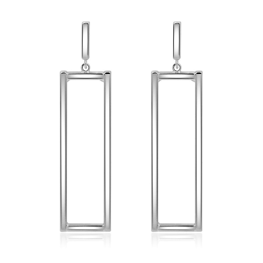Une paire de longues boucles d'oreilles rectangulaires en rhodium poli avec un design de cadre géométrique minimaliste, présentée sur un fond blanc.