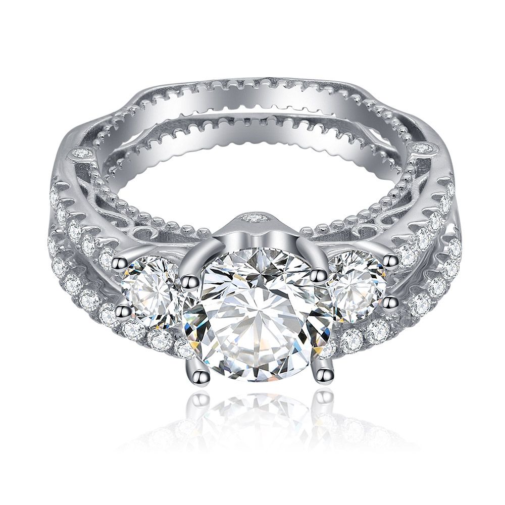 Elegante juego de anillo de novia con corte princesa y halo en plata esterlina 925, con un prominente zirconio cúbico central rodeado de piedras de acento.