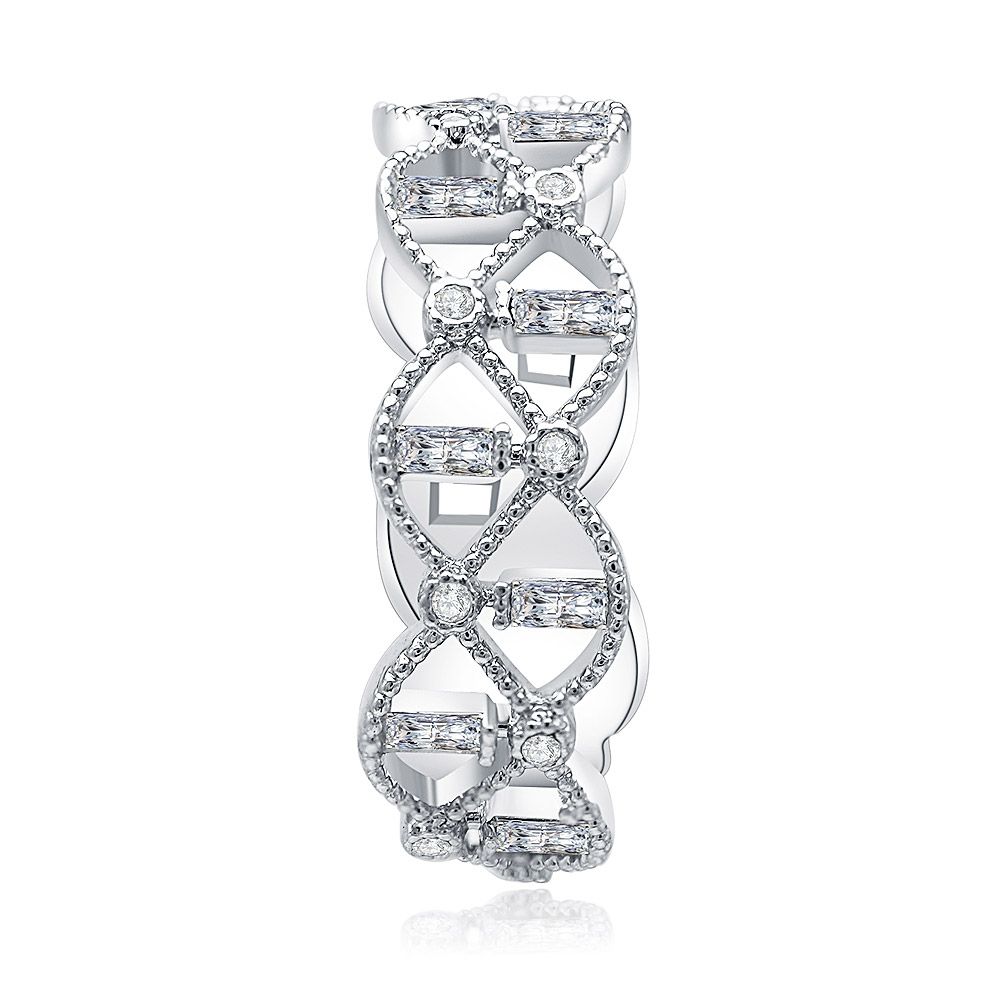 Gros plan de la bague Victoria Alternating, présentant son design complexe plaqué rhodium et ses embellissements en zircon cubique étincelants sur une base en laiton.