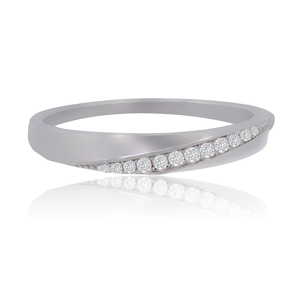Una clásica alianza de boda de plata esterlina 925 con un diseño en forma de ola, que presenta una fila de piedras de circonio cúbico blancas brillantes.