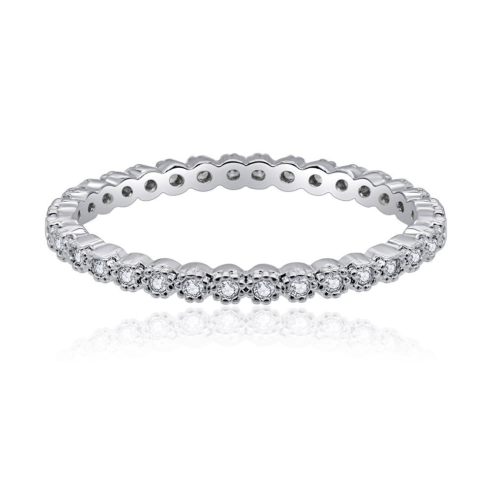 Un primo piano dell'Anello Eternità Piccolo Grano, che mostra la sua delicata fascia placcata in rodio con una texture simile al grano, completamente adornata con scintillanti pietre in zirconia cubica incastonate a pavé.