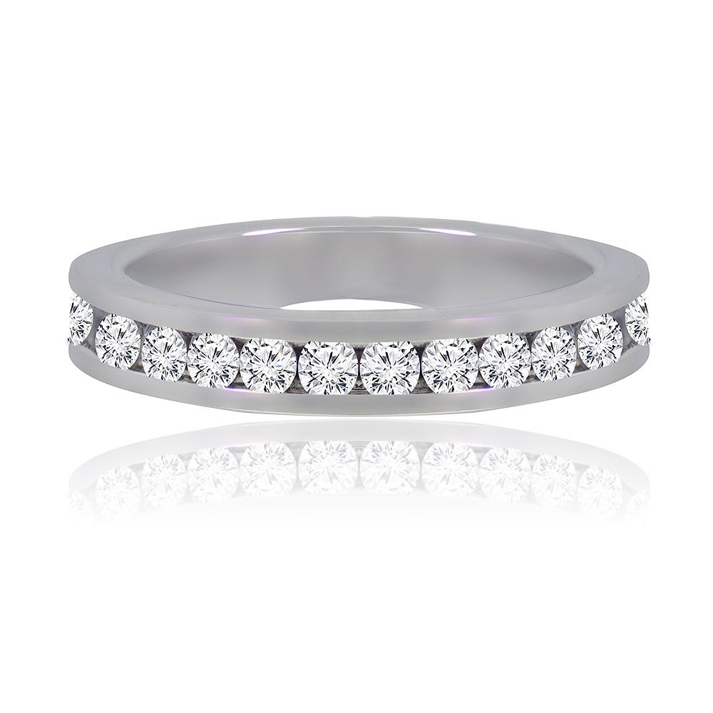 Primo piano dell'anello eterno in zirconia cubica bianca, che mette in mostra la sua fascia in ottone placcato rodio con una fila continua di pietre in zirconia cubica scintillanti.