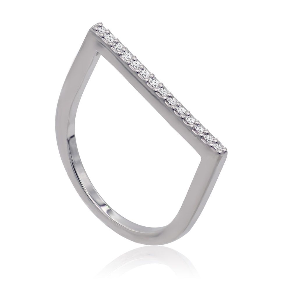 Un moderno e minimalista anello sottile in oro bianco con zirconi cubici, che mostra linee pulite e scintillanti pietre di zirconia cubica incastonate su una fascia placcata rodio.