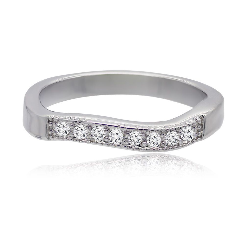 صورة مقربة لخاتم النساء من مجموعة Curved Pave Set CZ، تعرض الشريط المصنوع من النحاس المطلي بالروديوم مع خمسة قطع من الزركونيا المكعبة المتلألئة في قناة متموجة رقيقة.