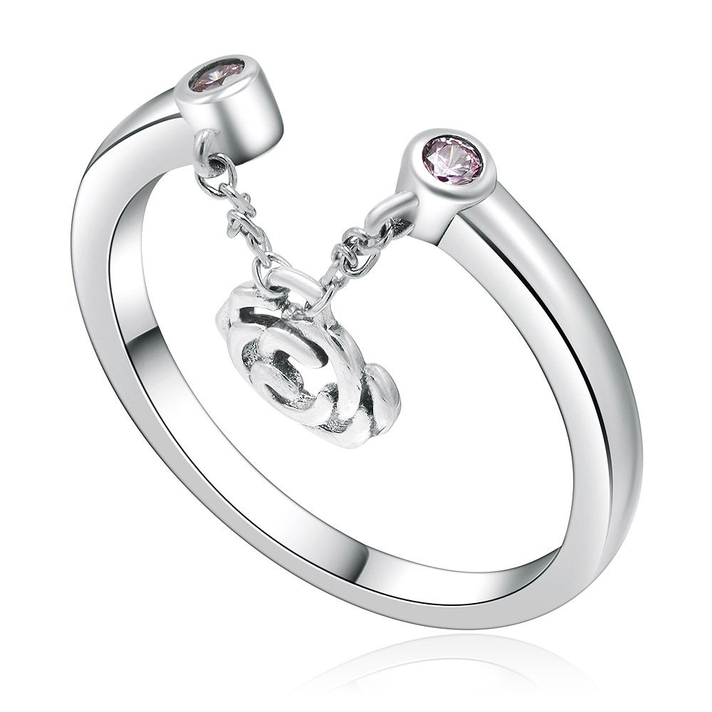 Een close-up van de Rose Dangle 925 Sterling Zilveren Ring, die het ingewikkelde bloemmotief, de roze cubic zirconia steen en de delicate hangende rozencharme toont.
