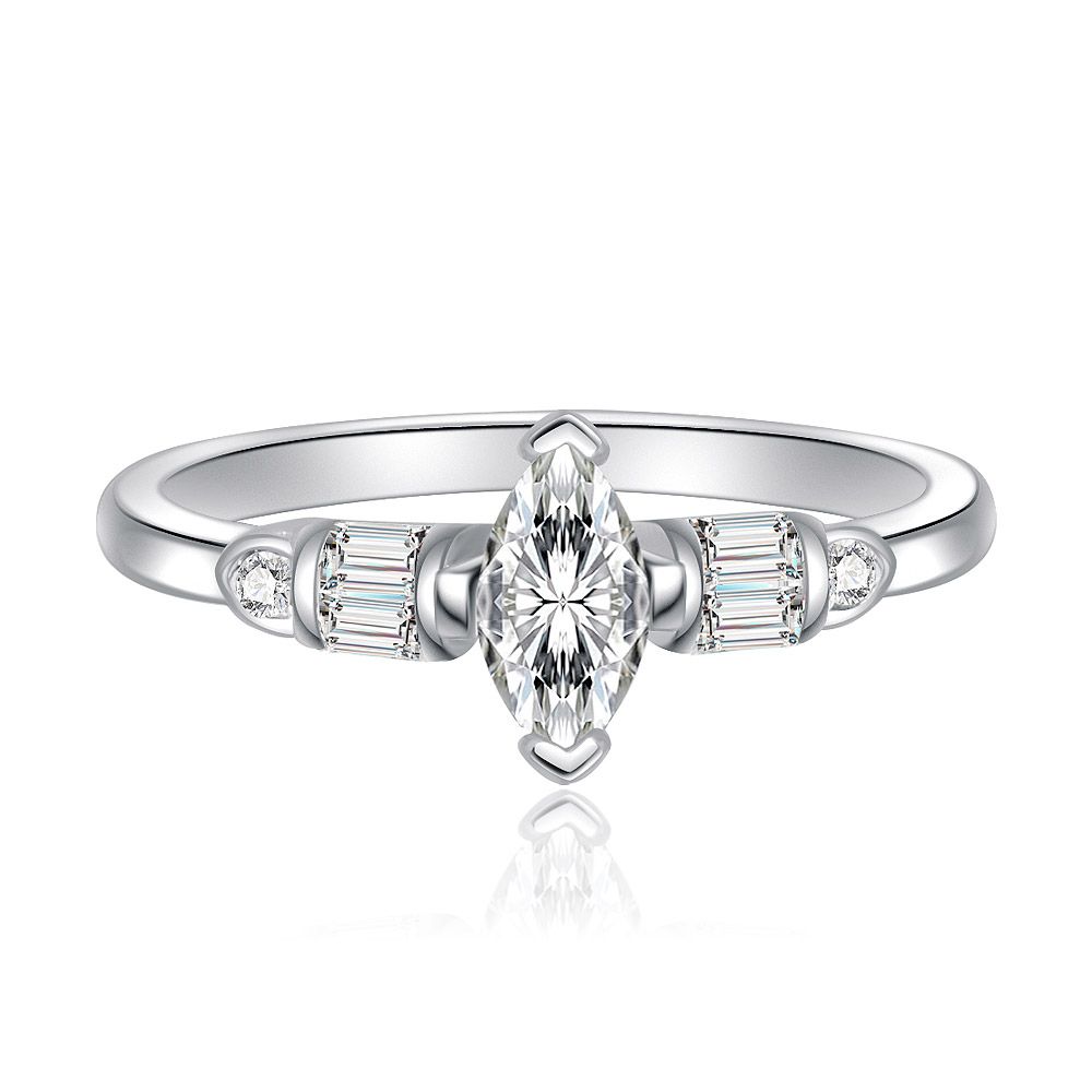 Gros plan sur une élégante bague en zirconium cubique taillée en marquise avec des baguettes quadrangulaires sur un anneau plaqué rhodium de couleur argent.