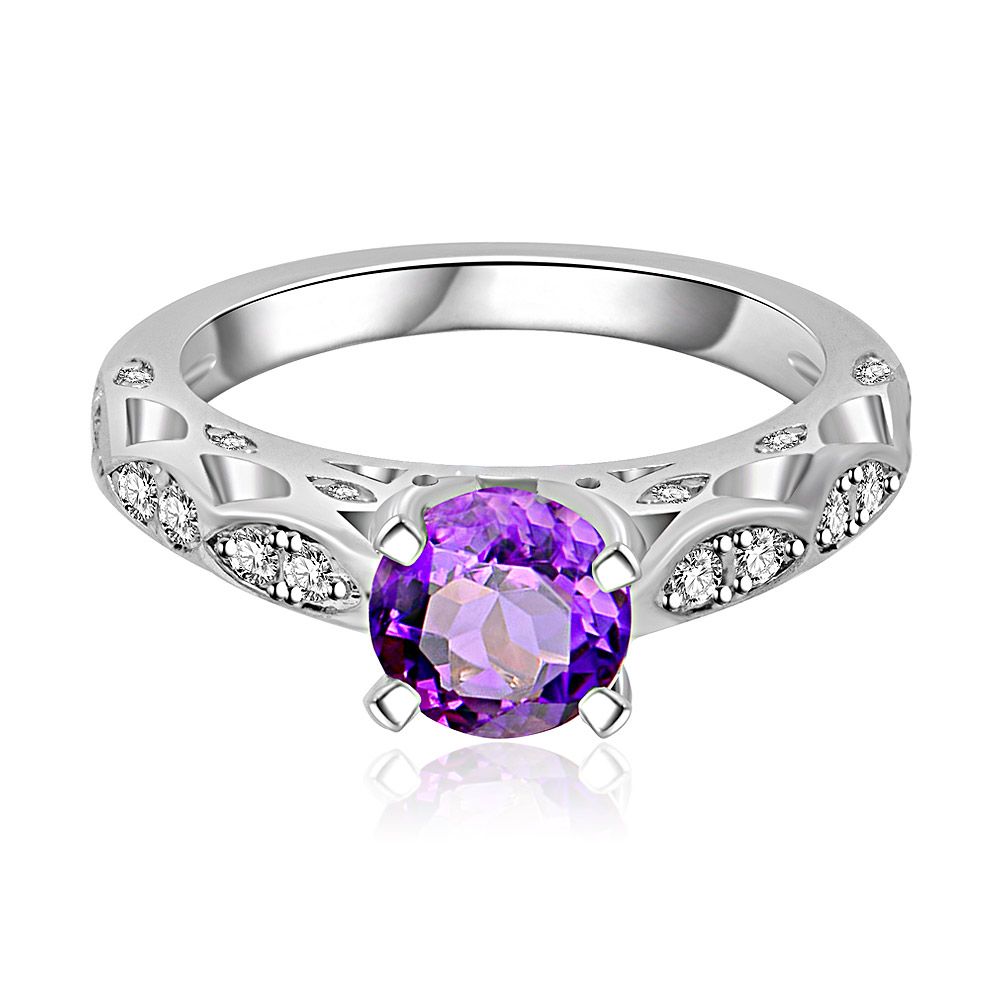 Anillo de Bisel Romano de Amatista con una cúbica de circonio púrpura central rodeada de piedras preciosas claras en una banda de latón ornamentada y chapada en rodio.