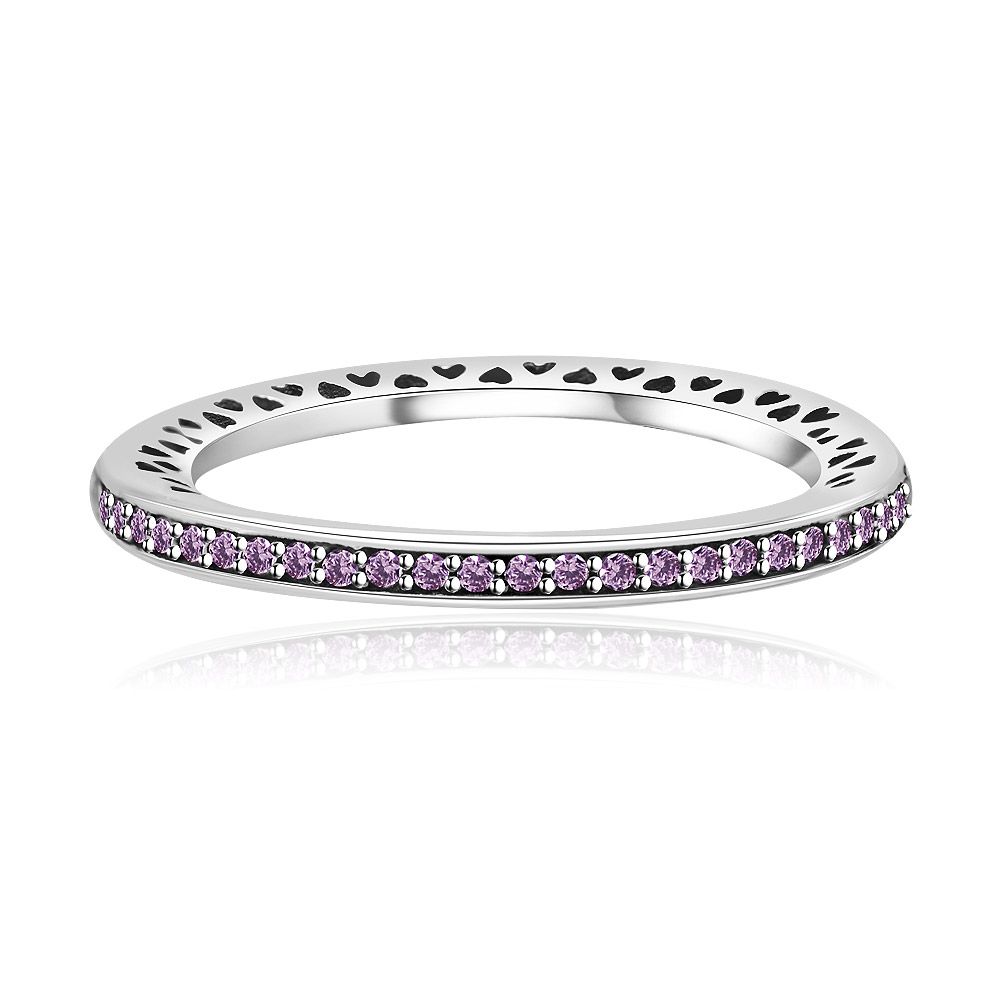 Vooraanzicht van de zilverplaatste roze CZ eeuwige bandring, met de sprankelende roze edelstenen en delicate emaille-afwerking op een 925 sterling zilveren band.
