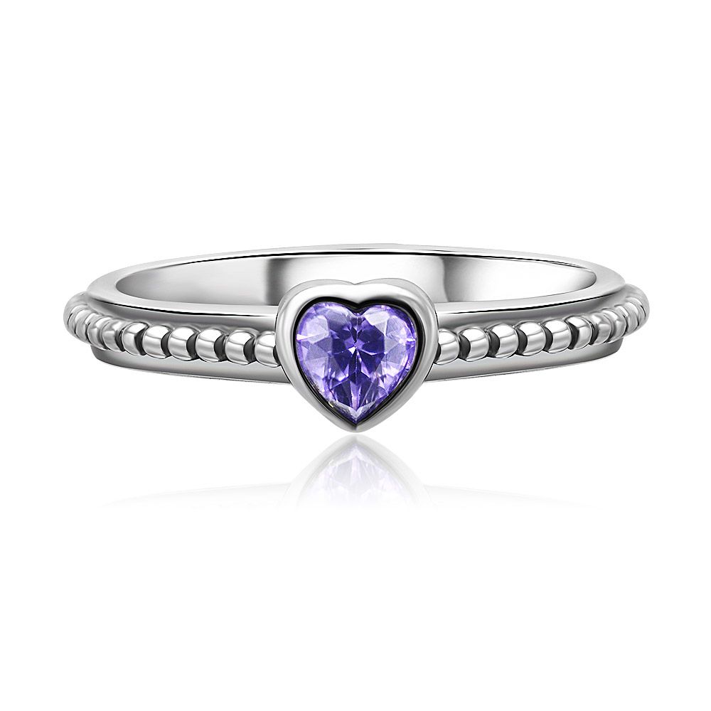 Vista frontal del Anillo Apilable Delicado de Corazón Púrpura de Plata, mostrando el vibrante zirconia cúbico púrpura en forma de corazón sobre una detallada banda de plata de ley 925.