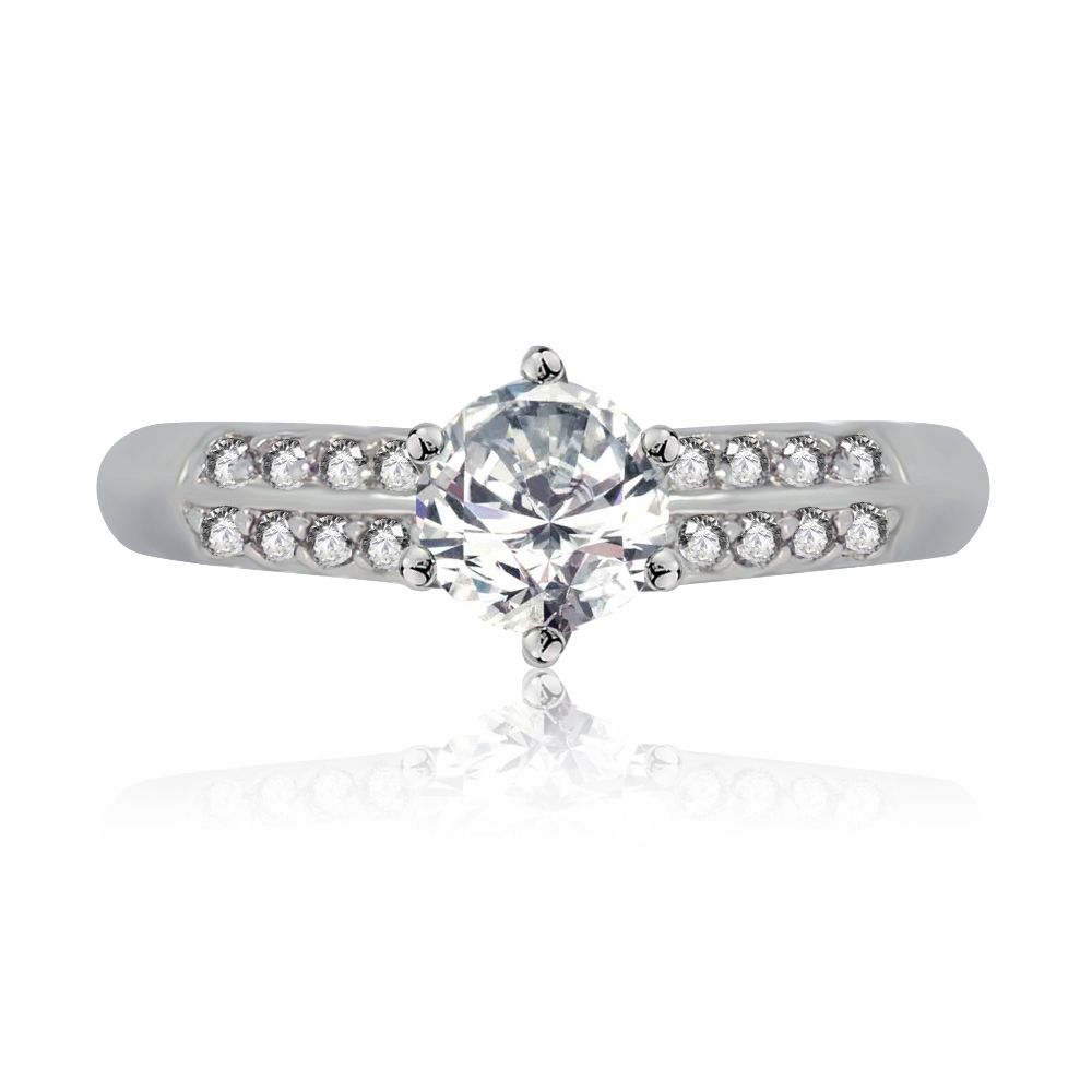 Anillo Princesa Lujosa con un prominente centro de Circonita de corte redondo y piedras más pequeñas en una banda de latón chapada en rodio.
