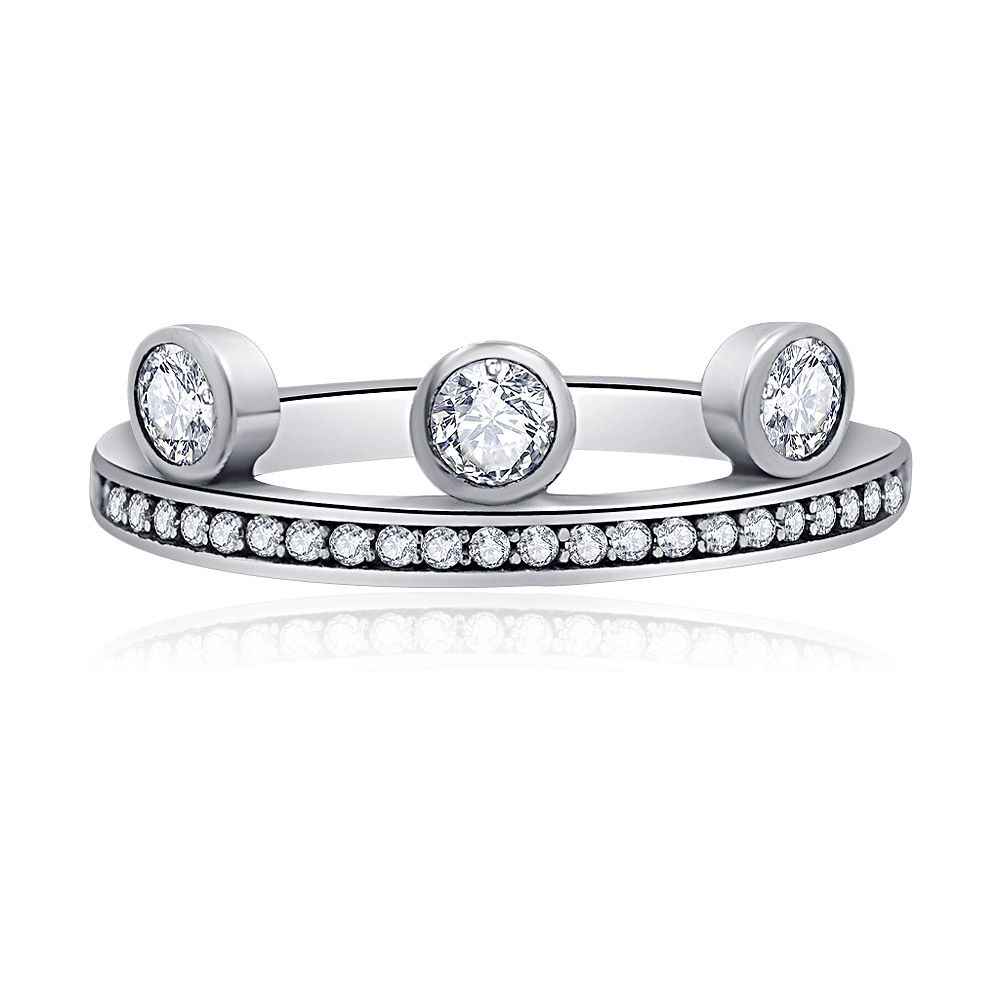 Un impresionante anillo de tiara de princesa plateada en plata de ley 925, que presenta un arreglo central de brillantes piedras de circonio cúbico que asemejan una corona real.