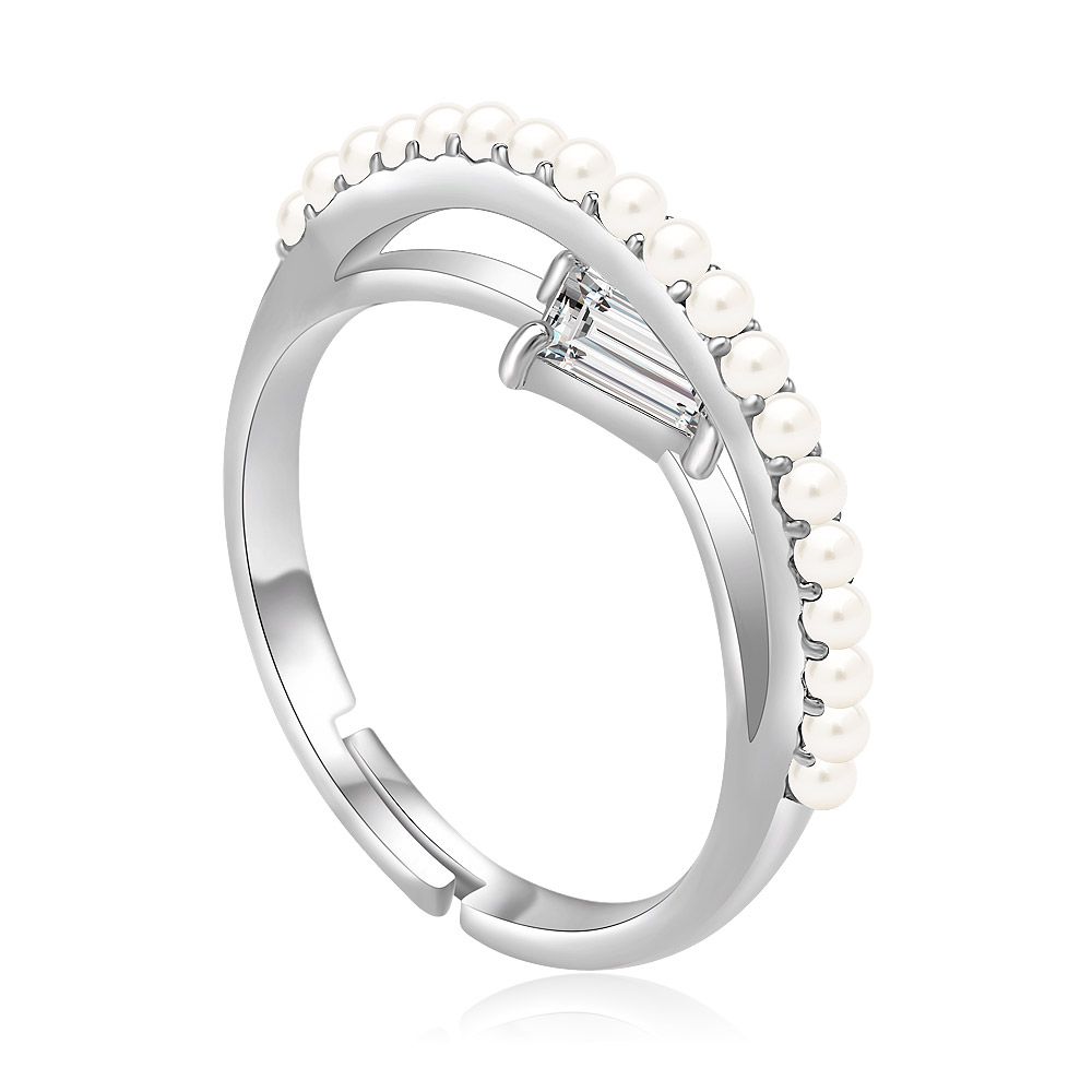 Gros plan de la bague High Up Line Pearl CZ, mettant en valeur le motif alterné de zircon cubique scintillant et de perles blanches lisses sur une bande plaquée rhodium.