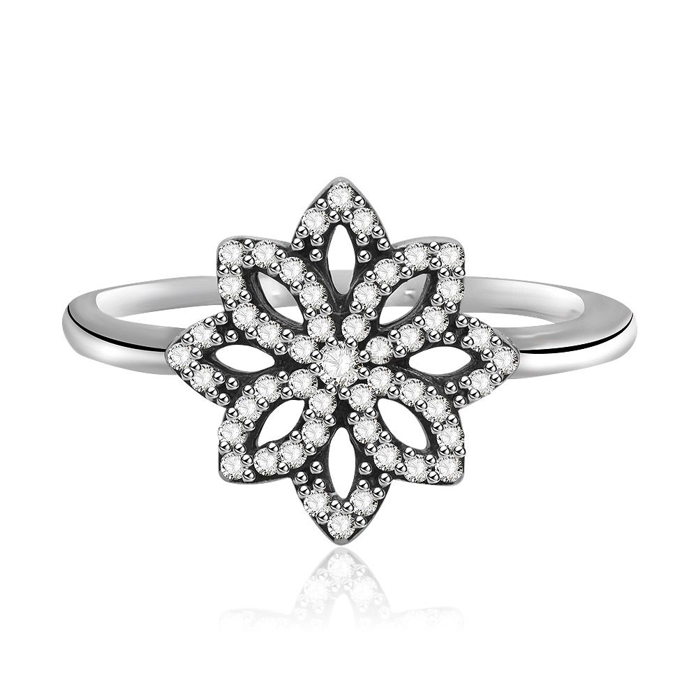 Un impresionante primer plano del Anillo de Plata con Baño de Niquel en Forma de Copo de Nieve, destacando su intrincado diseño de copo de nieve elaborado en plata de ley 925 y adornado con piedras de circonita cúbica blanca brillantes.