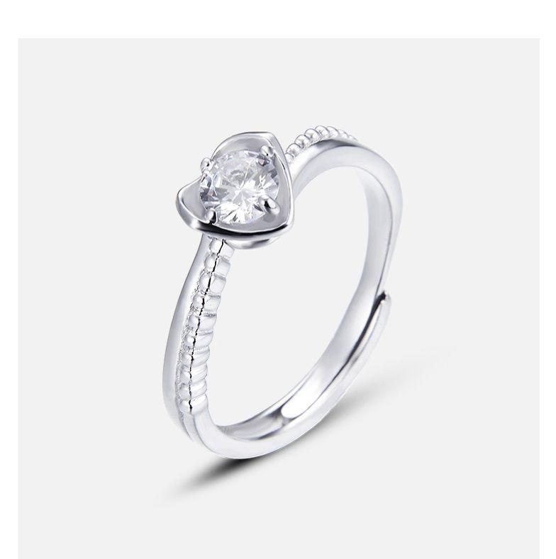 Eine Nahaufnahme des 925 Sterling Silber Versprechensrings, der den brillanten rundgeschliffenen Zirkonia in einer klassischen Vierkrallenfassung auf einem polierten Silberband zeigt.