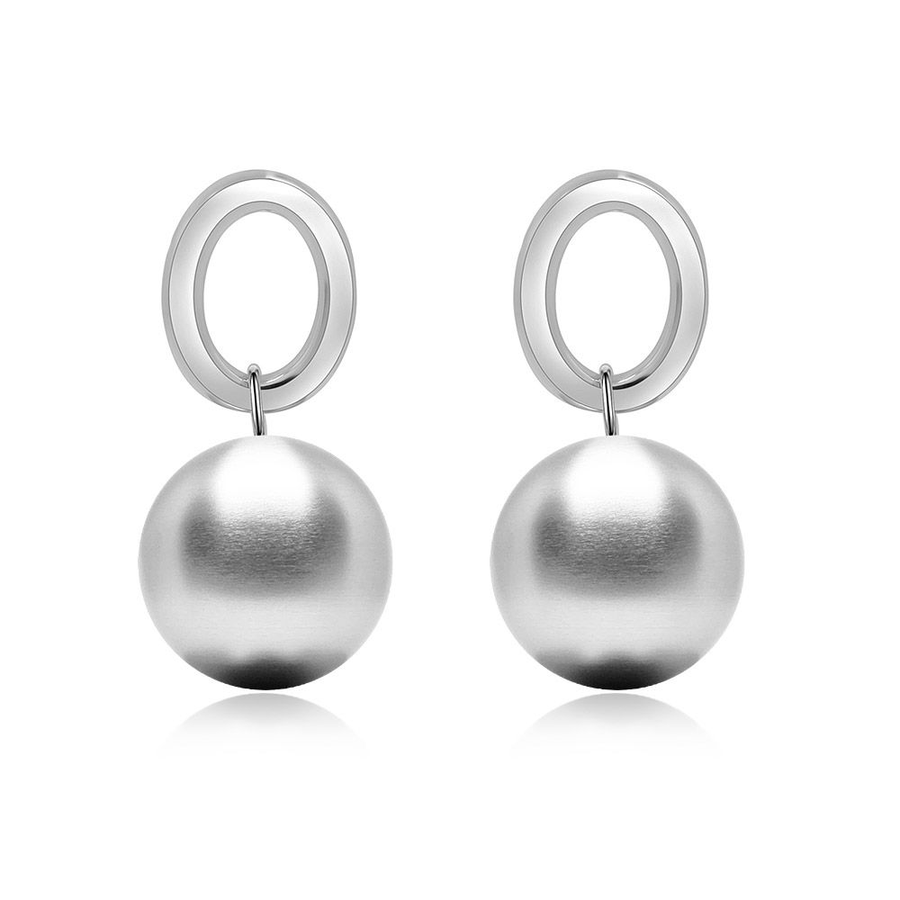 Un par de pendientes ovalados de esfera de rodio mate, exhibiendo el diseño minimalista con cuentas esféricas y aros ovalados sobre un fondo blanco.