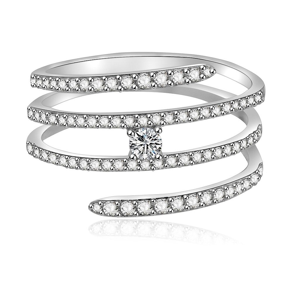En närbild av den fler-radiga vita CZ-ringen, som visar dess distinkta spiraldesign med tre band prydda med glittrande kubisk zirkonia på en rhodiumbelagd mässingsbas.